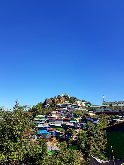 Bergdorf am Goldenen Felsen von Kyaikhtiyo