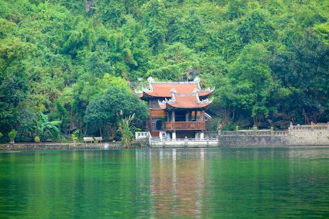 trockene Halong Bucht - Tempel auf der tour