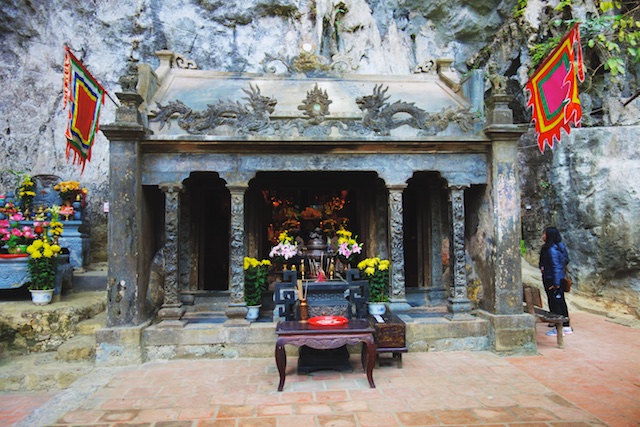 trockene Halong Bucht - Aufgang zum Tempel auf der tour