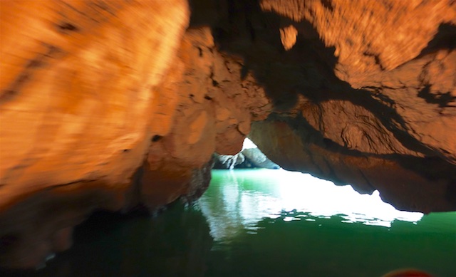 trockene Halong Bucht - einfahrt Höhle auf der tour